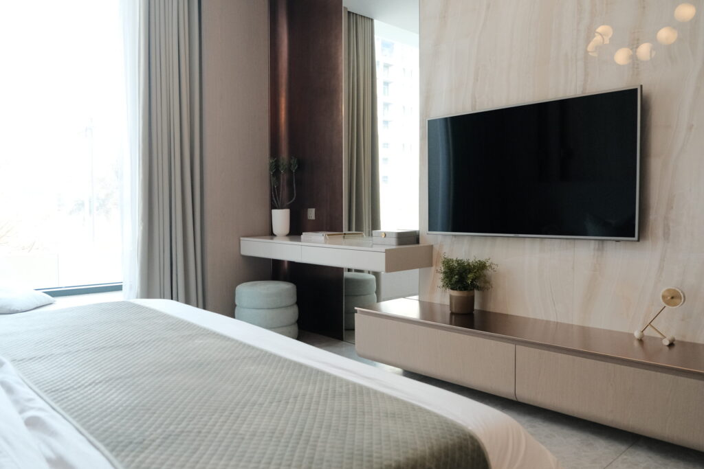 Chambre moderne avec télévision murale Gestion locative Dubai Agence Sopra