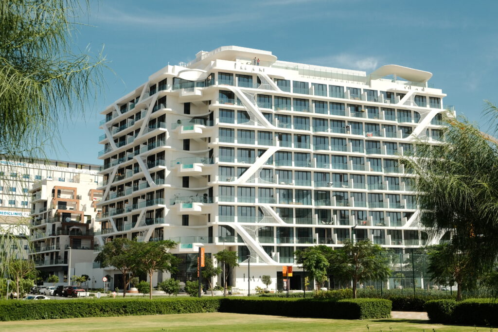 Iman livre Oxford Gardens a Arjan visite terrain et bilan investissement 3